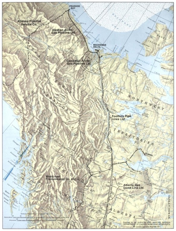 Carte en couleurs des caractéristiques physiques des terres et des eaux comportant les noms des provinces, des territoires et des États américains. Les noms des compagnies pipelinières sont inscrits et les sections de pipeline qui leur sont affiliées sont indiquées par des lignes pleines ou des lignes noires discontinues.