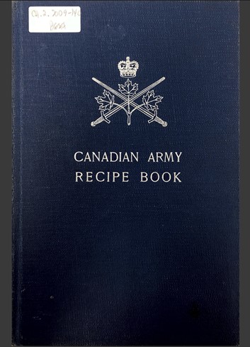 Livre bleu marine légèrement usé portant le titre « Canadian Army Recipe Book » écrit en lettres majuscules sous les insignes de l’Armée canadienne : la couronne de saint Édouard, un rameau à trois feuilles d’érable et deux épées croisées. Le titre et l’insigne sont d’un gris argenté.