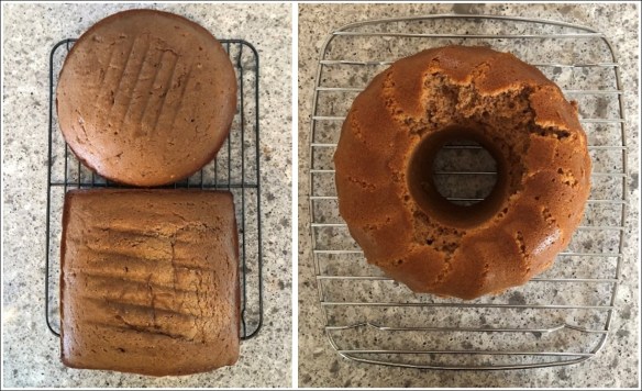 Trois gâteaux brun pâle sur des grilles.