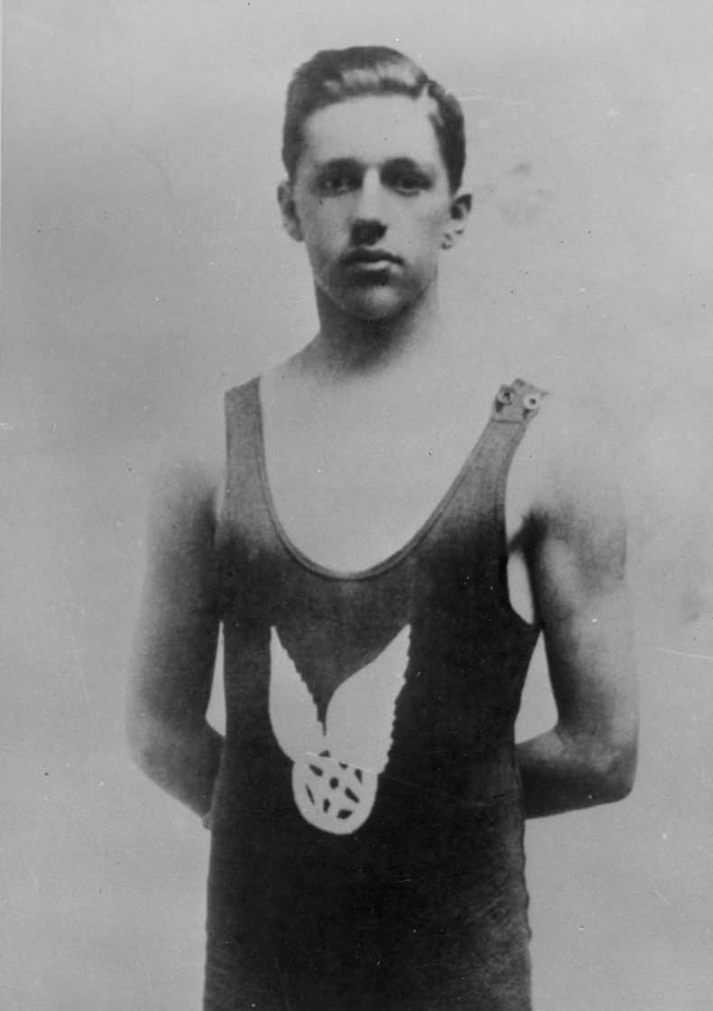 Photographie d’un homme en maillot de bain.