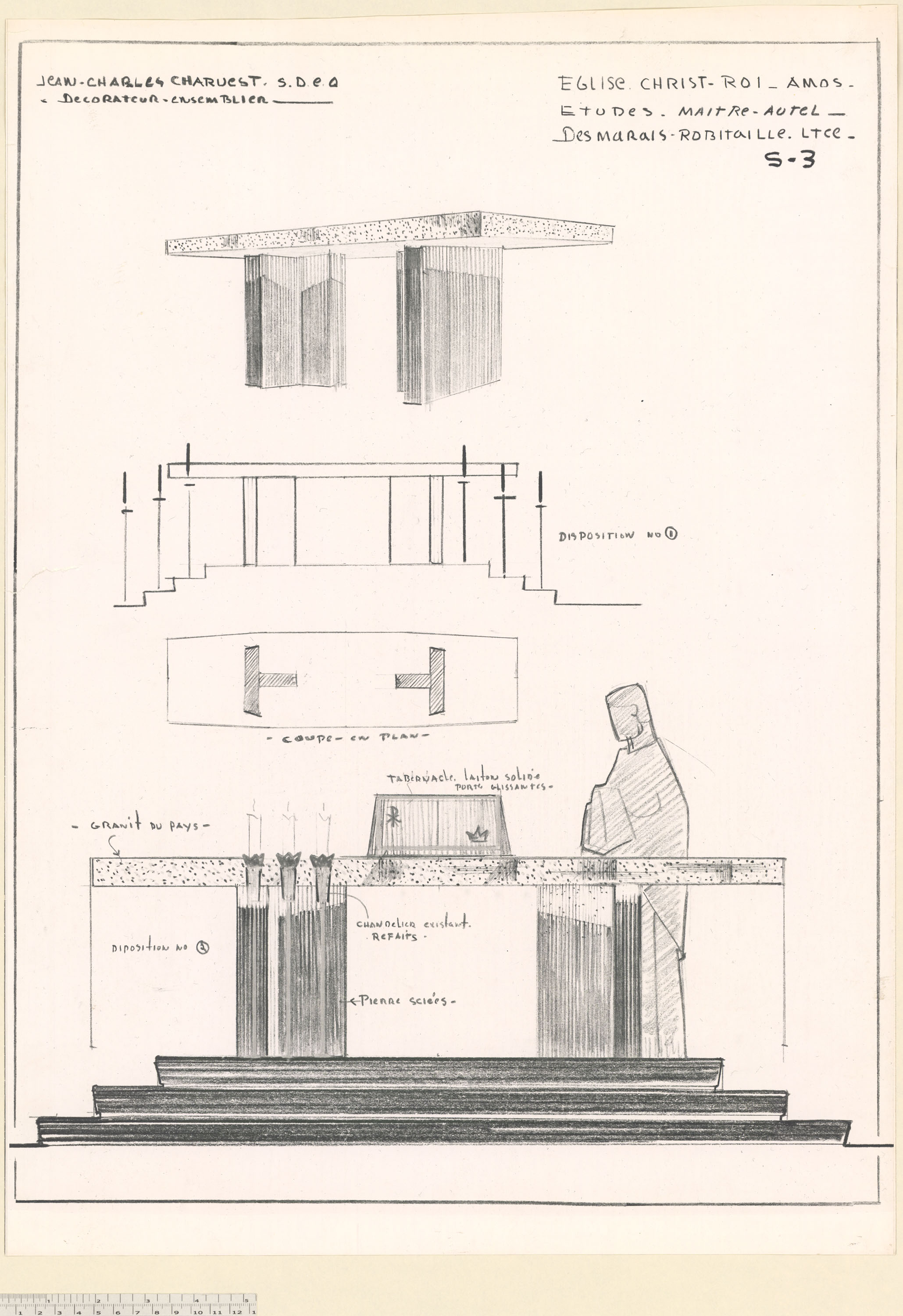 Quatre dessins montrant sous des angles différents le maître-autel de l’église Christ-Roi d’Amos. Le quatrième dessin montre un tabernacle sur l’autel, des chandeliers devant l’autel, ainsi que la silhouette d’un prêtre célébrant la messe.