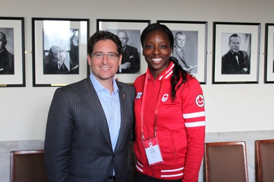 Photographie d’un homme et d’une femme se tenant debout.
